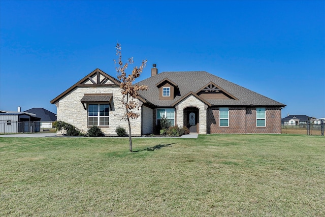 view of front of property featuring a front lawn