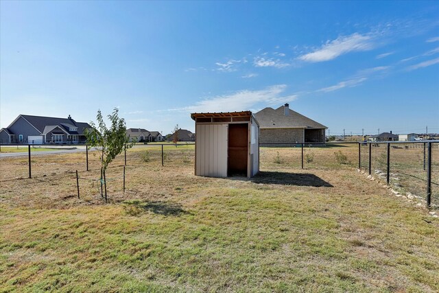 view of yard with an outbuilding