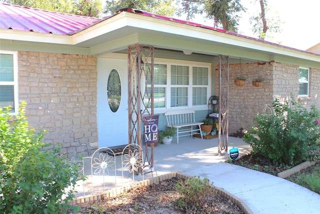 entrance to property featuring a porch