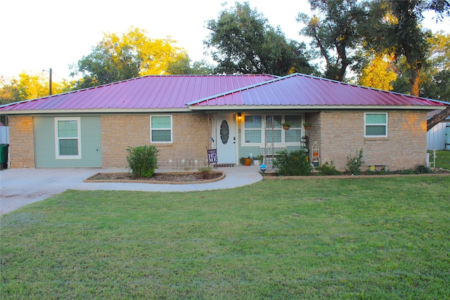 single story home featuring a front yard