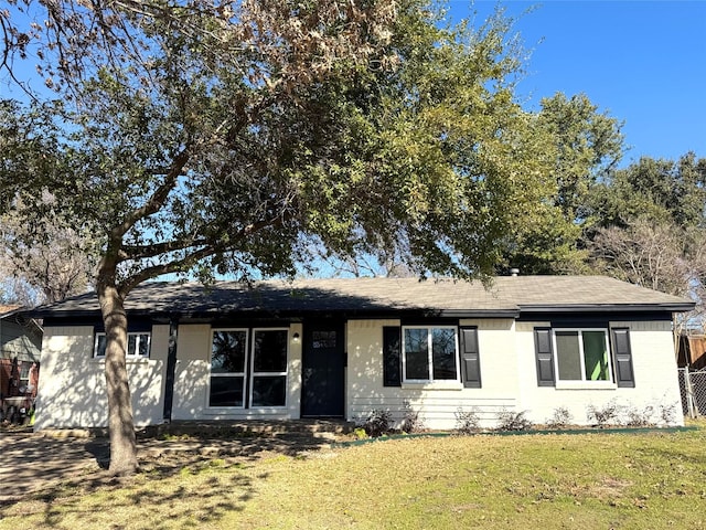 ranch-style home featuring a front lawn