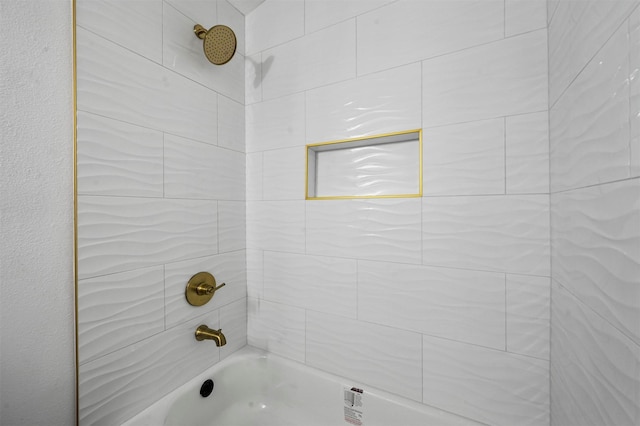 bathroom with tiled shower / bath