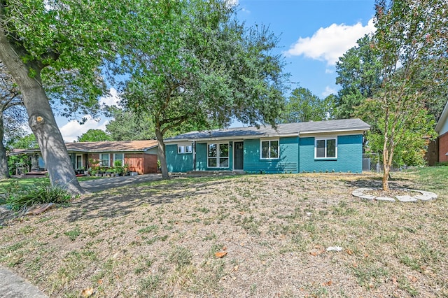 single story home with a front yard