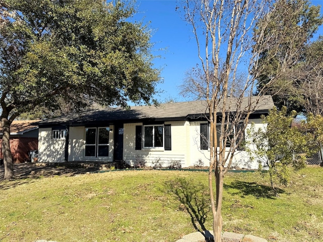 single story home featuring a front yard