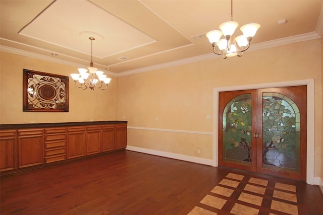 foyer entrance featuring a notable chandelier, dark hardwood / wood-style floors, and crown molding