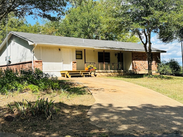 ranch-style house with covered porch