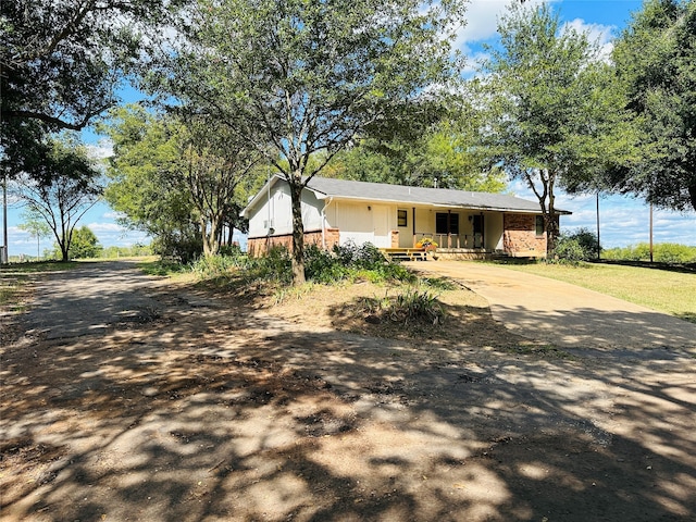 ranch-style house with a porch