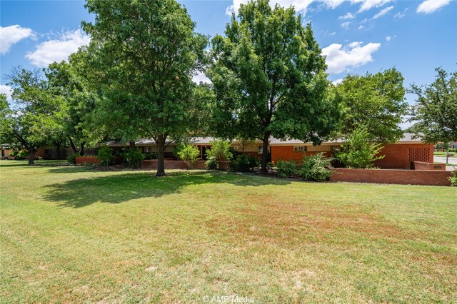 923 W Lake Dr, Hamlin, TX 79520 - view of yard
