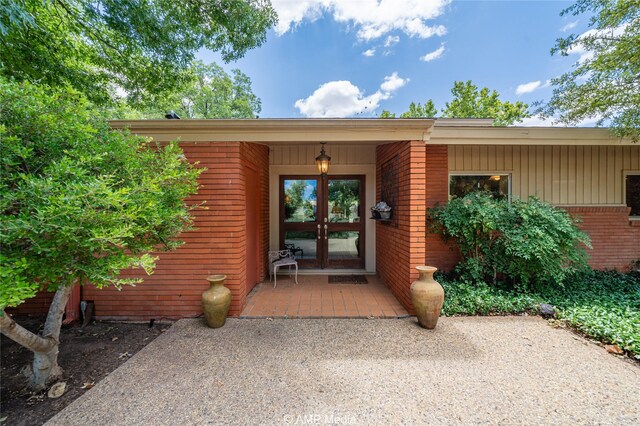 923 W Lake Dr, Hamlin, TX 79520 - entrance to property with french doors and brick siding