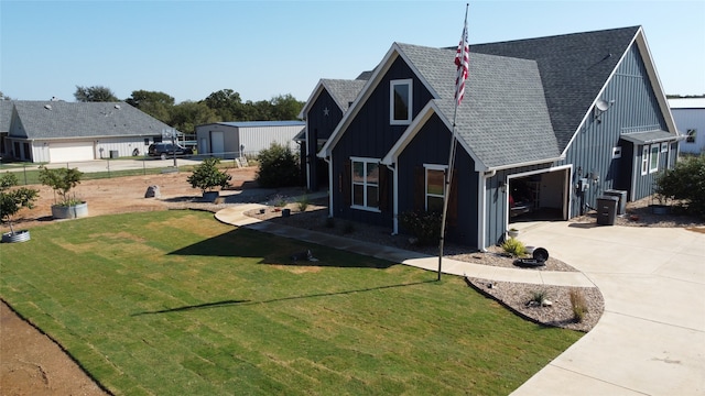 view of front of property featuring a front lawn and a garage