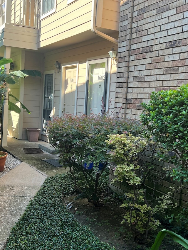 property entrance featuring a balcony