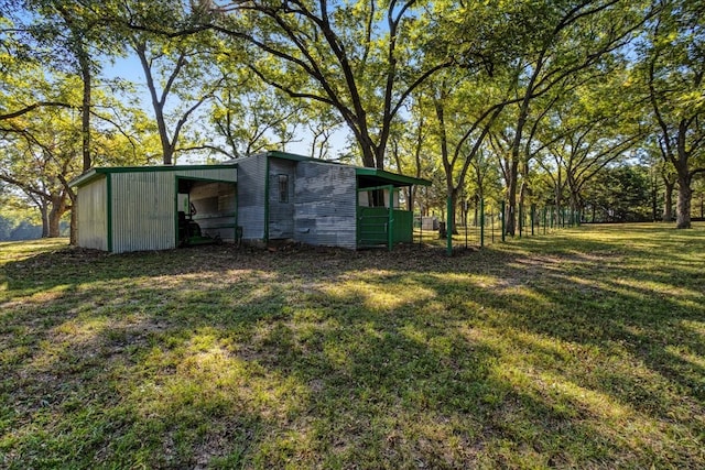 view of yard featuring an outdoor structure