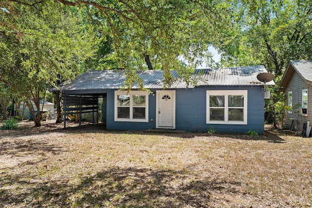 view of front of house with a carport and a front yard