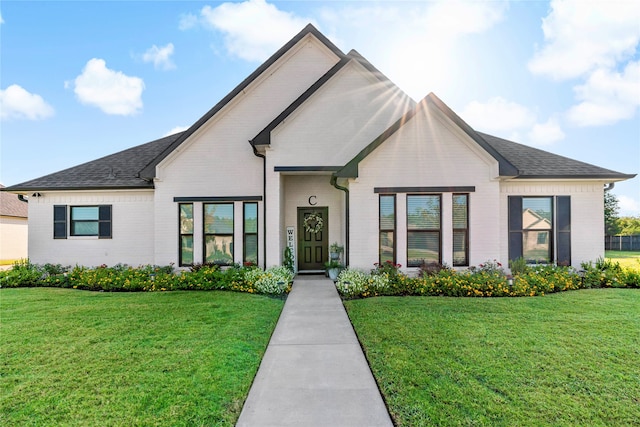 view of front of property featuring a front yard