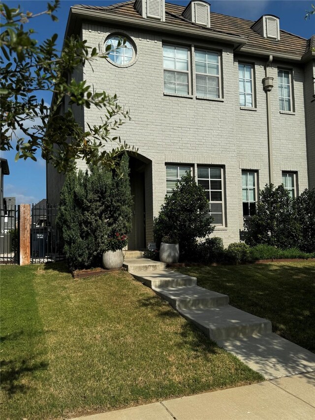 view of front of house featuring a front yard