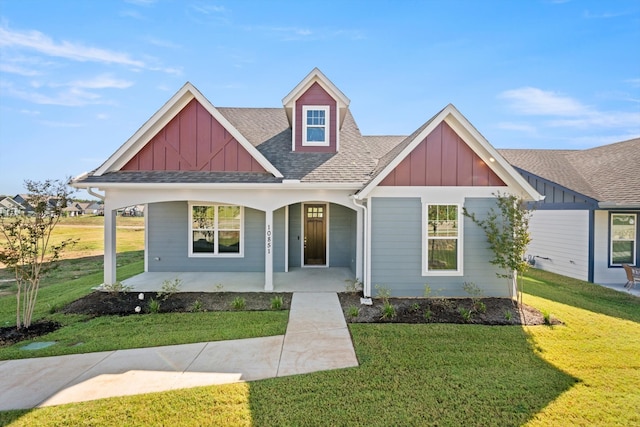 view of front of property featuring a porch and a front yard