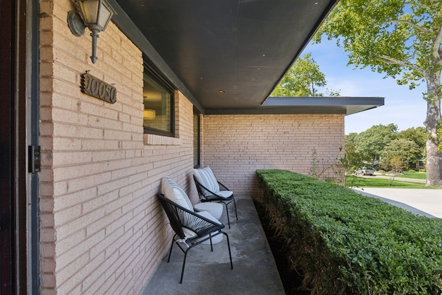 balcony featuring covered porch