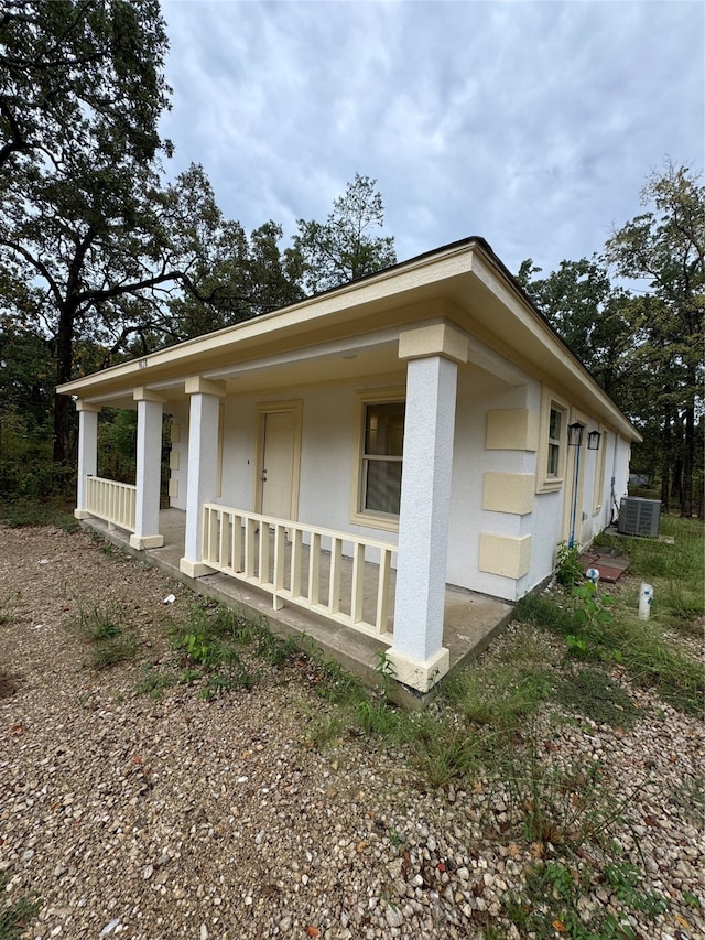 view of front facade featuring covered porch and central AC