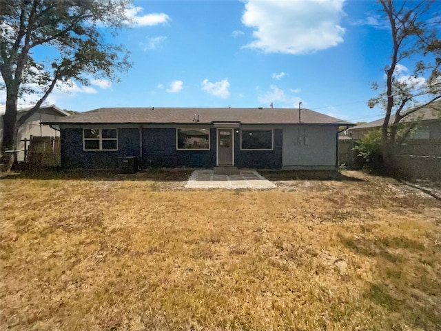 view of front of home featuring cooling unit, a patio area, and a front yard