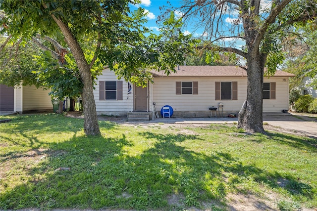 view of front of house featuring a front lawn