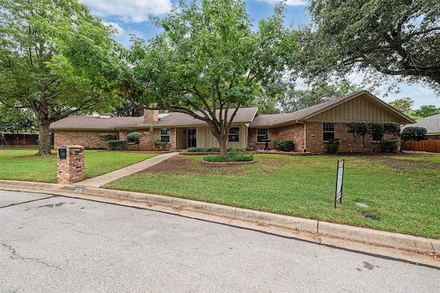 ranch-style house featuring a front yard