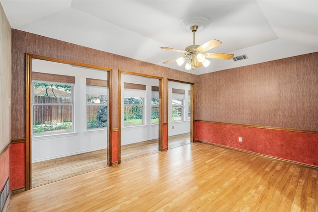 unfurnished room with light hardwood / wood-style flooring, lofted ceiling, and ceiling fan