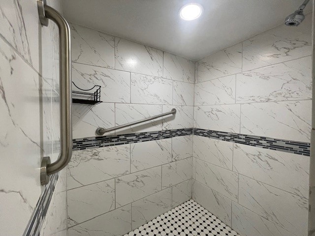 bathroom featuring tiled shower