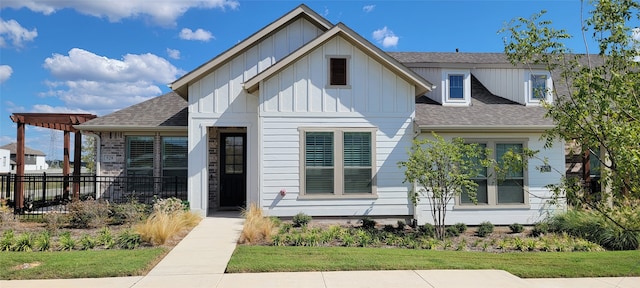 view of front of home featuring a front lawn