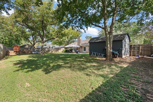 view of yard featuring a storage shed