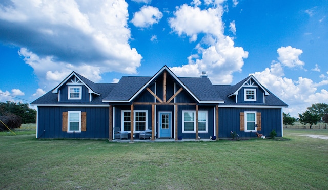 view of front of house featuring a front lawn