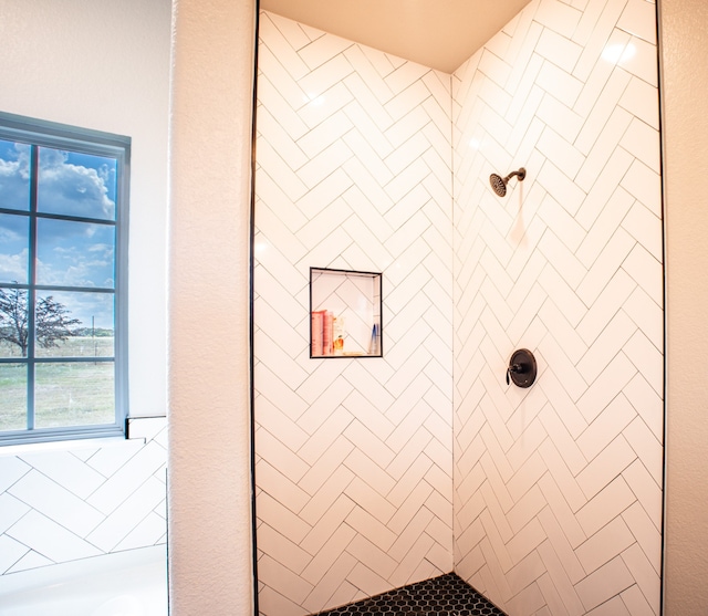 bathroom featuring tiled shower