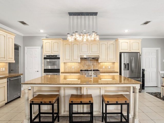 kitchen featuring stainless steel appliances, a center island with sink, sink, and light hardwood / wood-style flooring