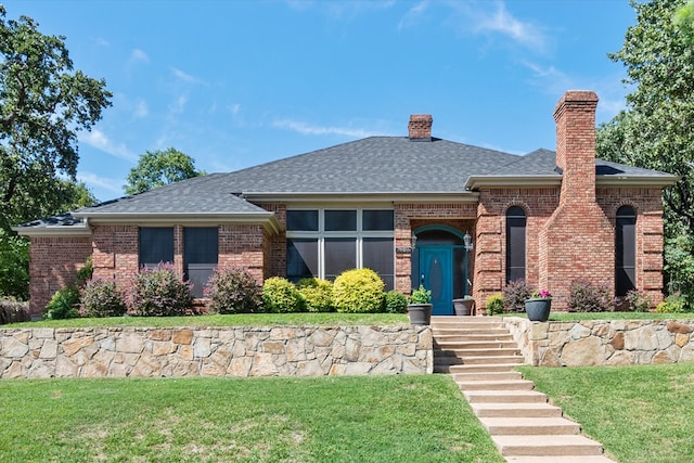 view of front of property featuring a front lawn