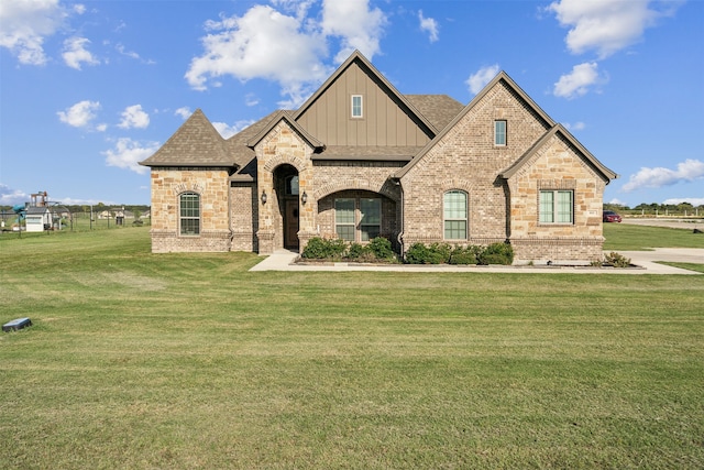 view of front of property featuring a front yard