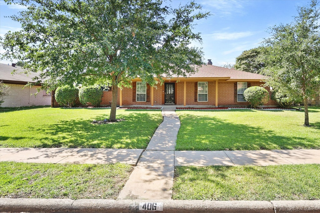 ranch-style house featuring a front yard