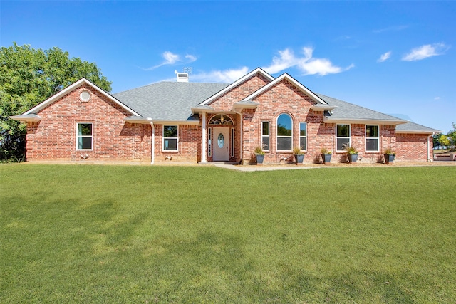 view of front facade featuring a front yard