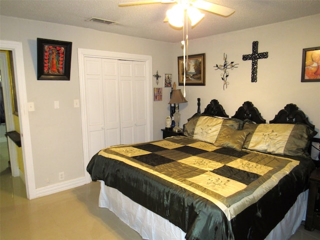 bedroom featuring a textured ceiling, ceiling fan, and a closet