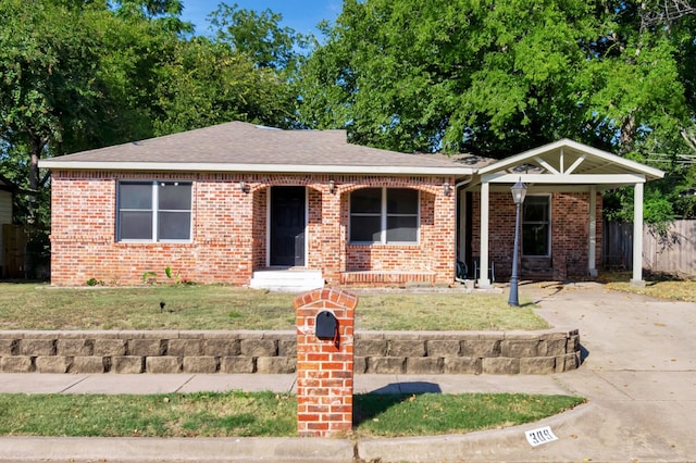 view of front of home featuring a front yard