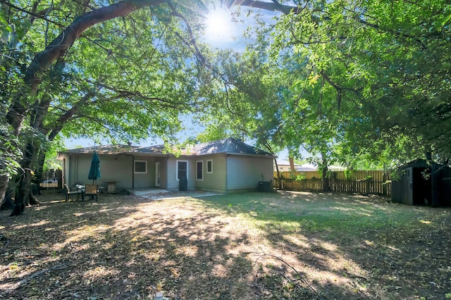 view of yard featuring a shed and a patio area