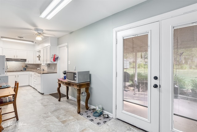 doorway featuring ceiling fan