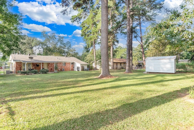 view of yard featuring a storage unit