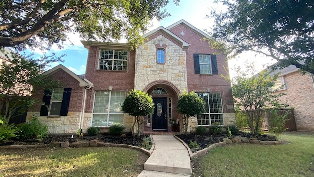 view of front of house featuring a front lawn