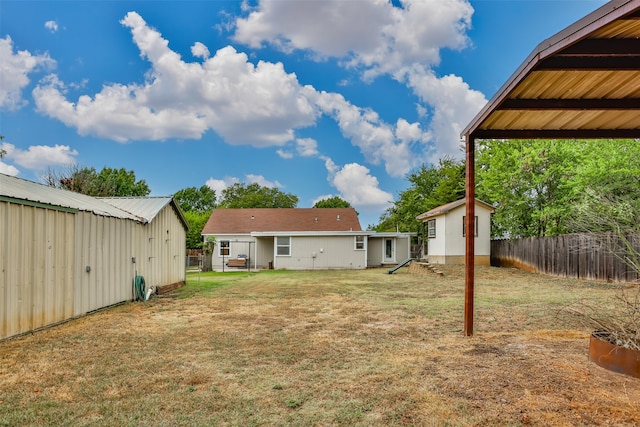 view of yard featuring an outdoor structure