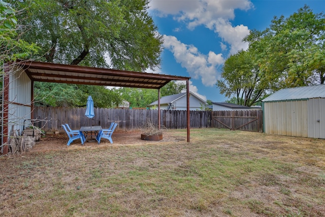 view of yard with a storage unit