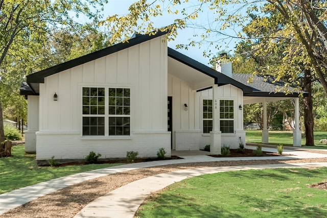 view of front of house with a front lawn