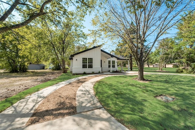 view of front of house featuring a front yard