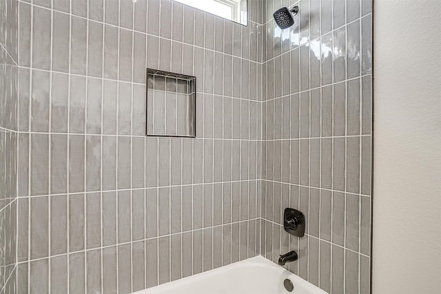 bathroom with tiled shower / bath