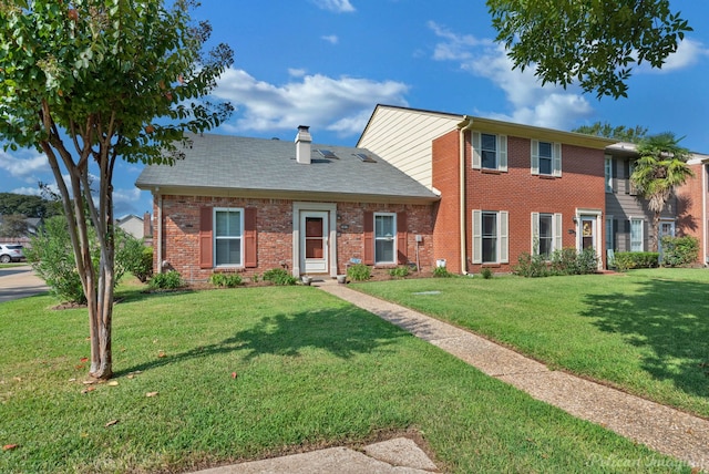 view of front facade featuring a front yard