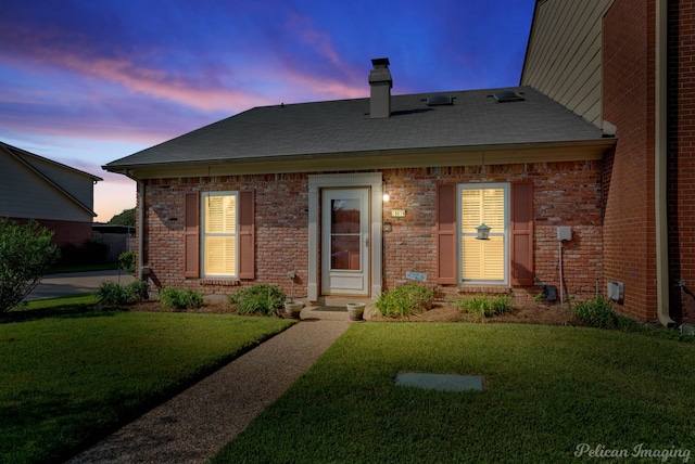 view of front of home featuring a yard