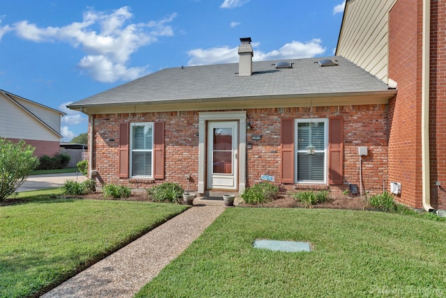 view of front of house with a front lawn